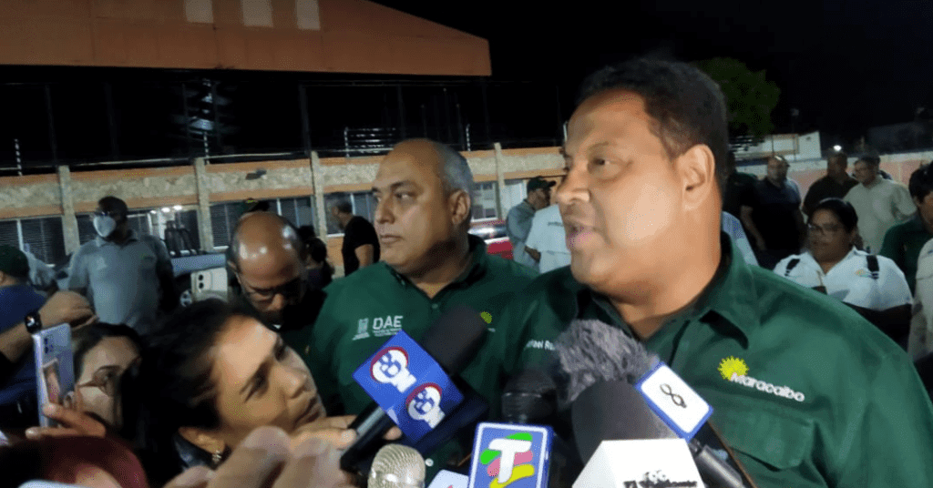 Alcalde Rafael Ramírez entrega iluminación de la Plaza para Todos y prolongación C-2