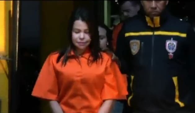 Esposadas y con traje naranja: Las dos nuevas mujeres arrestadas en Venezuela por sus vínculos con la trama de corrupción (Fotos y video)