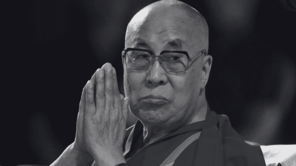 Salen a la luz nuevas imágenes del Dalai Lama tocando a una joven (video)