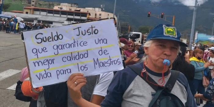 Docentes merideños siguen protestando por bajos salarios