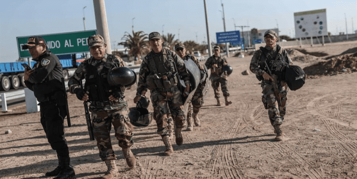 Perú despliega a militares en la frontera con Ecuador para vigilar migración