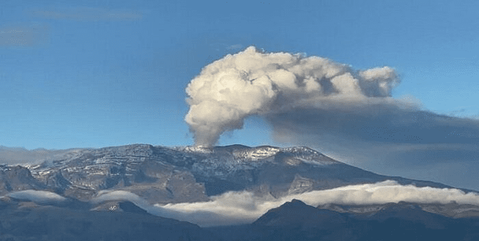 Colombia se prepara ante posible erupción volcánica y mantiene alerta naranja