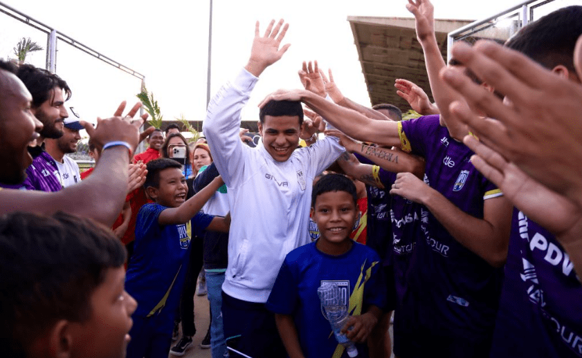 Emotivo recibimiento al mundialista Junior Colina, de Rayo Zuliano en Maracaibo