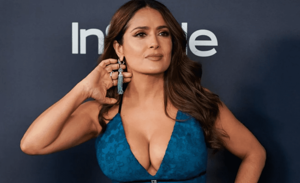 En sensual bikini: Salma Hayek impacta con su espectacular cuerpazo a sus 56 años