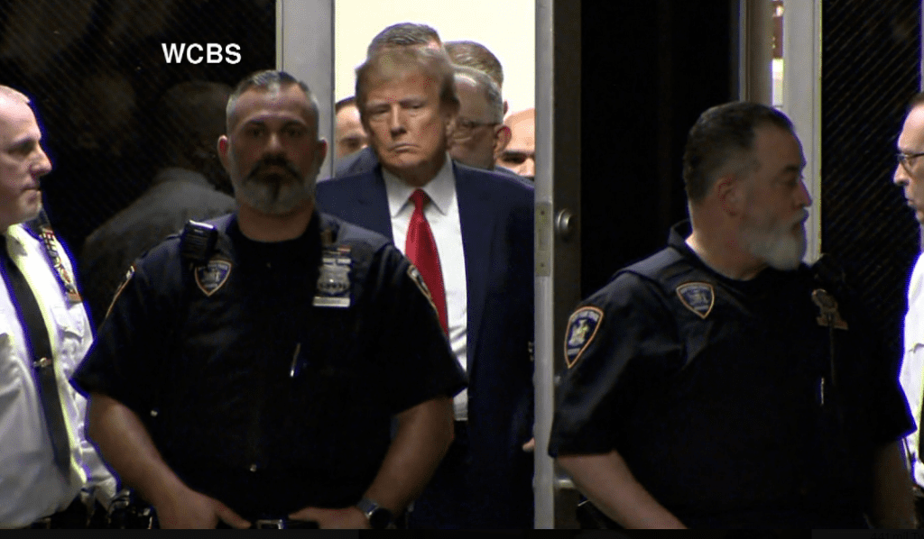 FOTOS| Las primeras fotografías del expresidente Trump dentro de la sala del tribunal de Nueva York