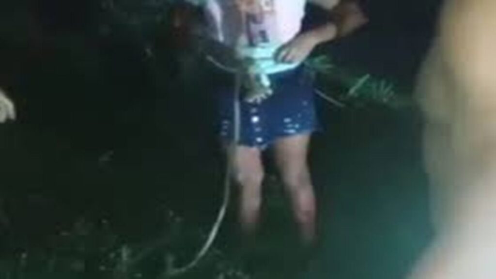 Rescatan a una niña que cayó al fondo de una alcantarilla en Portuguesa (Video)