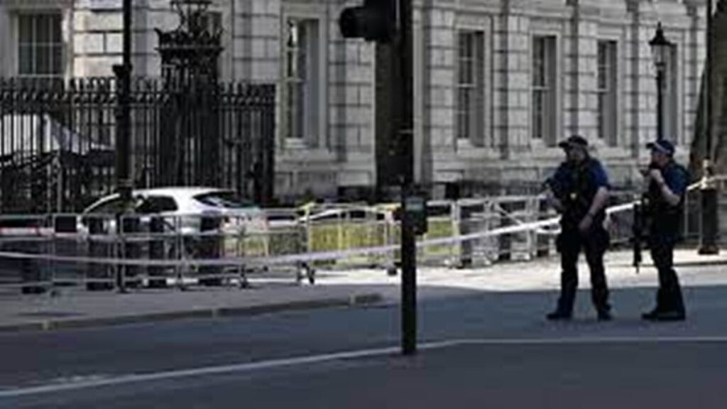 Un hombre se estrelló contra la residencia del primer ministro en Londres (Video)