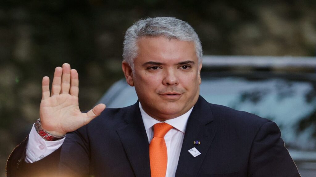 Petro colgó foto de Duque junto a un narco