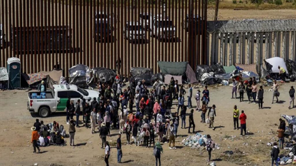 Migrantes acampan en la frontera de EE.UU. con México tras el fin del Título 42 (Video)