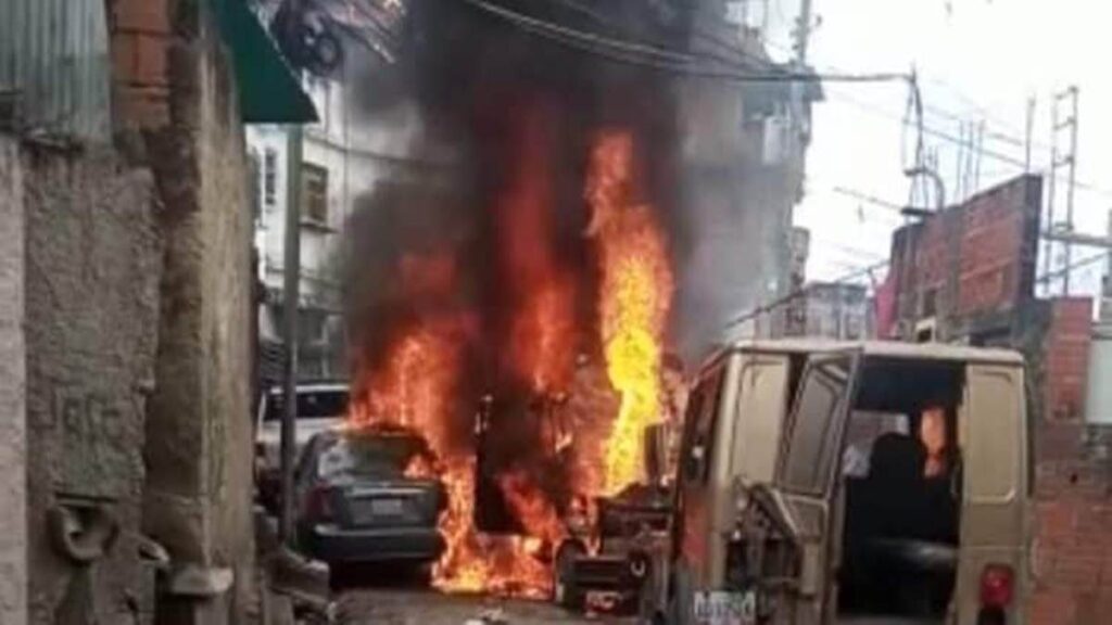 Incendio de dos carros en Petare generó pánico en los habitantes (Fotos y video)