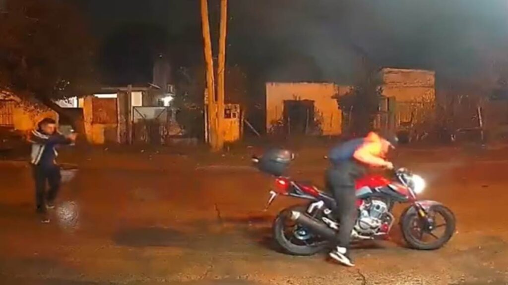 Policía vestido de civil mató por la espalda a ladrón que intentó robarle la moto (Video)
