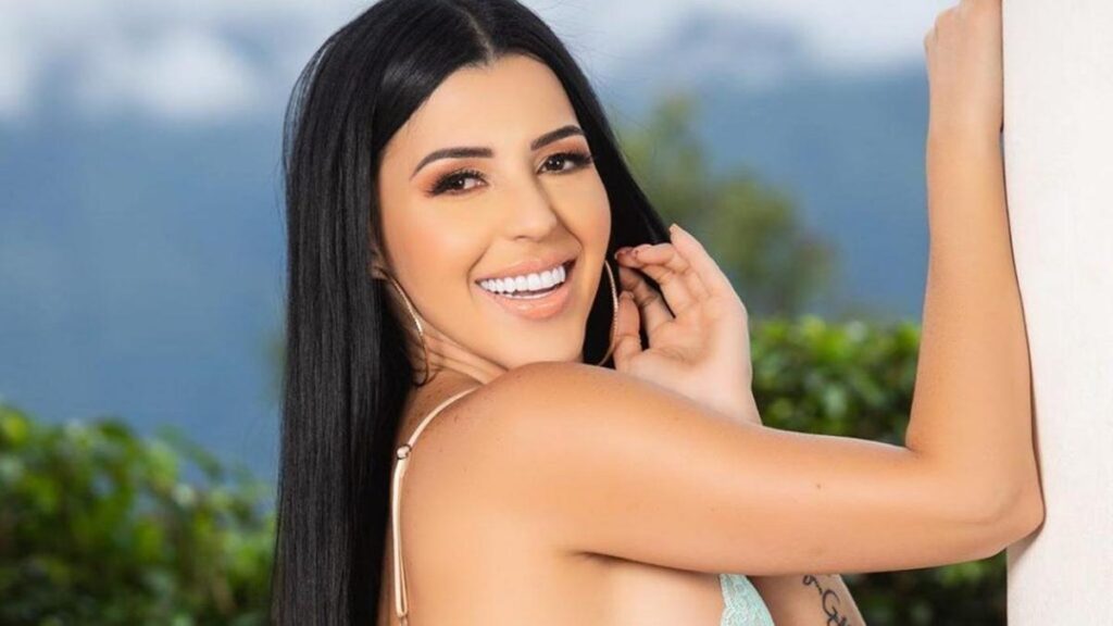 Mira el traje provocador de Rosita que te hará subir la temperatura (Foto)