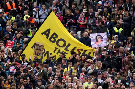 ¡No es mi Rey! en medio de protestas en contra de la monarquía coronan a Carlos III