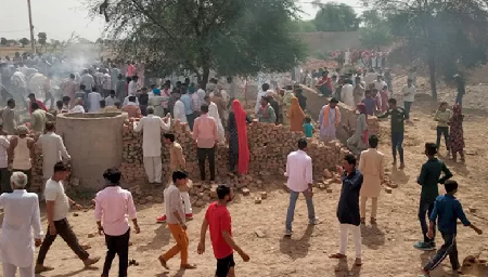 Avión militar mata a tres campesinos al estrellarse en la India