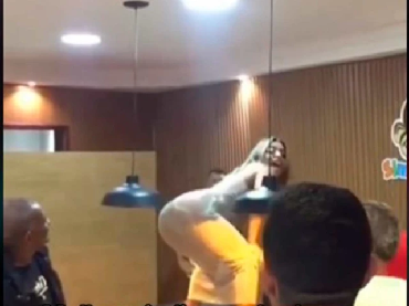 Reapareció mujer que “perreó” en el cumpleaños de su hija: hizo baile sensual en un billar repleto de hombres (VIDEO)