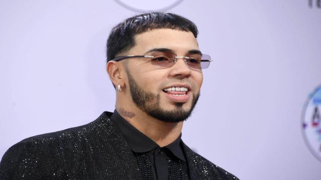 ¡TREMENDO SUSTO! Anuel AA casi mata a sus fans tras arrojar una motocicleta desde el escenario (Video)