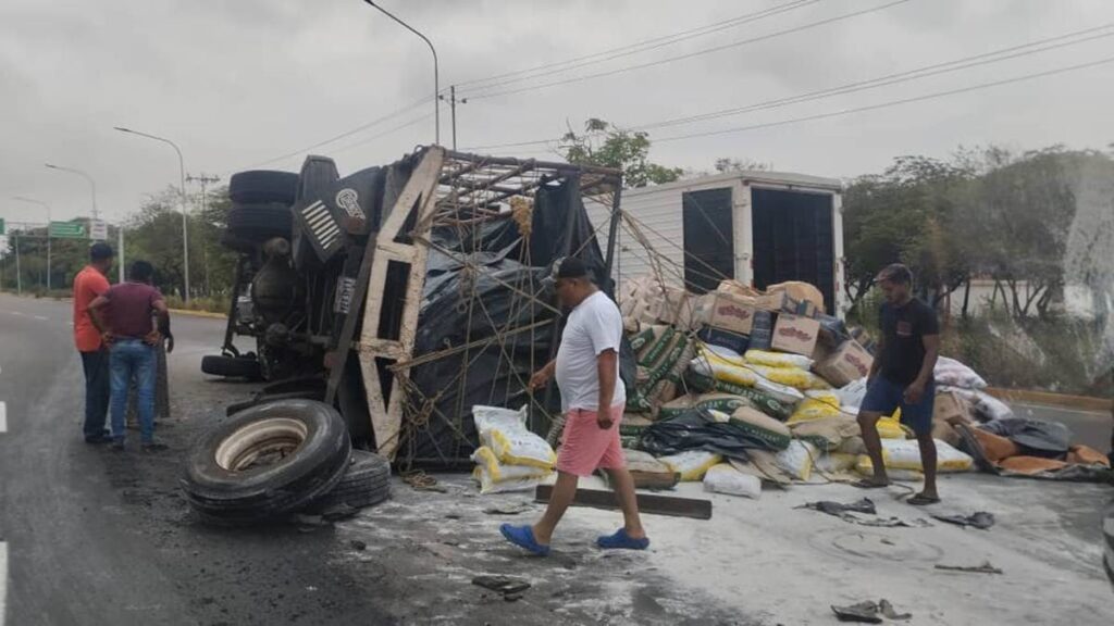 Se volcó un camión en la Circunvalación 2 por fallas mecánicas (Fotos)