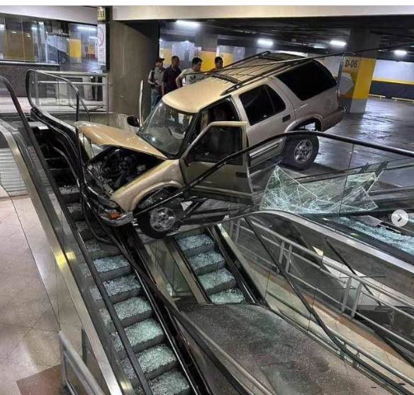 Una camioneta se estrelló contra las escaleras mecánicas en el Sambil de Chacao (Fotos)