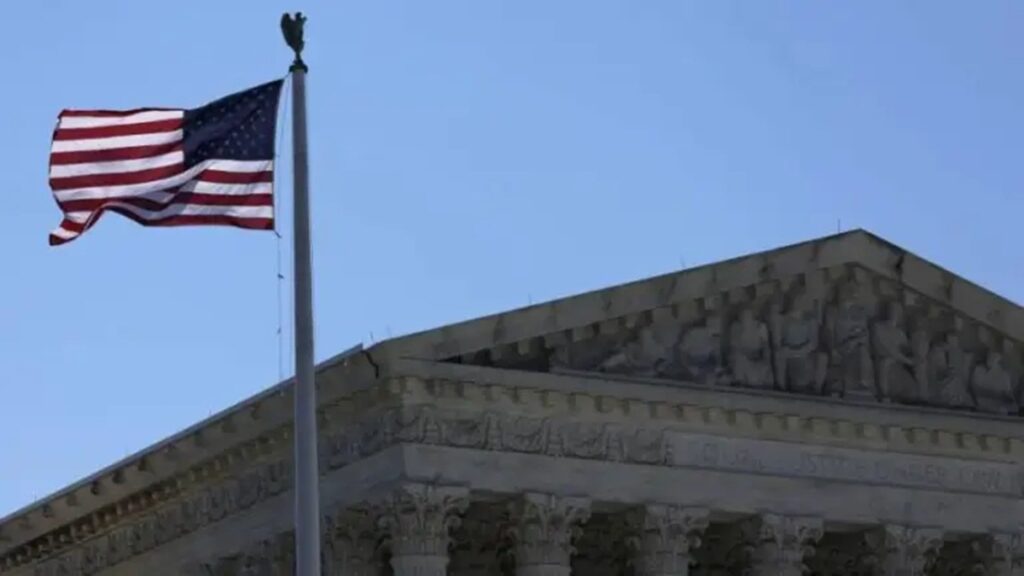 Corte Suprema de EE.UU. permite deportar a migrantes que posean green cards, pero con una condición