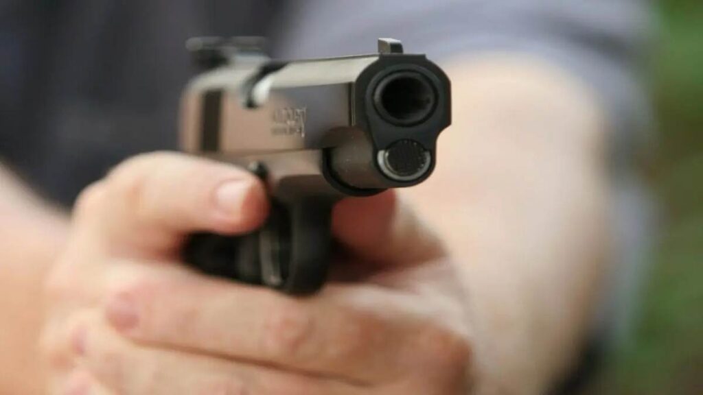 ¡SE PICÓ POR EXPULSARLO! Adolescente le pegó un tiro a su profesor y lo dejó en estado grave