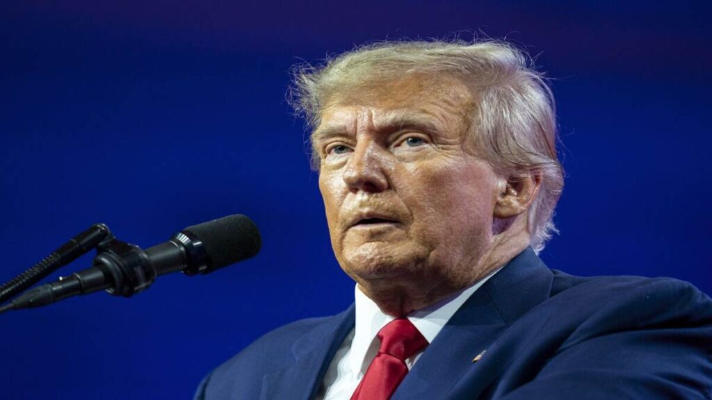 Mantiene ventaja en encuestas: Trump llega a Florida para enfrentar cargos