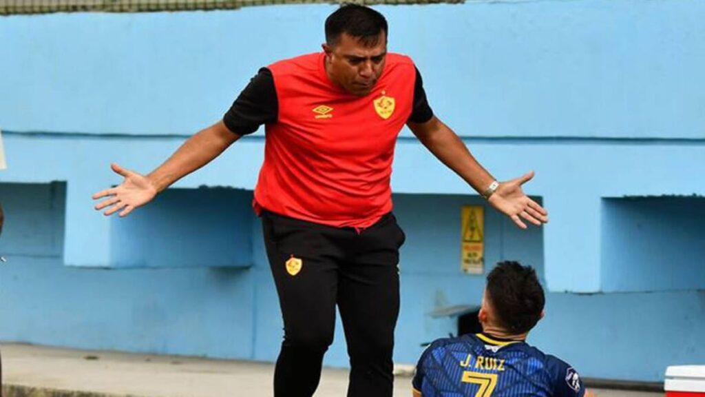 César Farías fue suspendido por 14 meses en Ecuador por conducta violenta