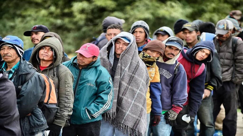Migrantes indocumentados en Texas podrían recibir un pago mensual de 500 dólares