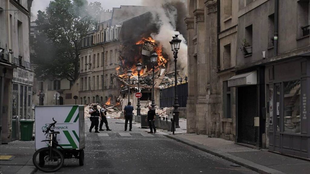 Varios edificios arden en París por una fuerte explosión causada por gas (Videos)