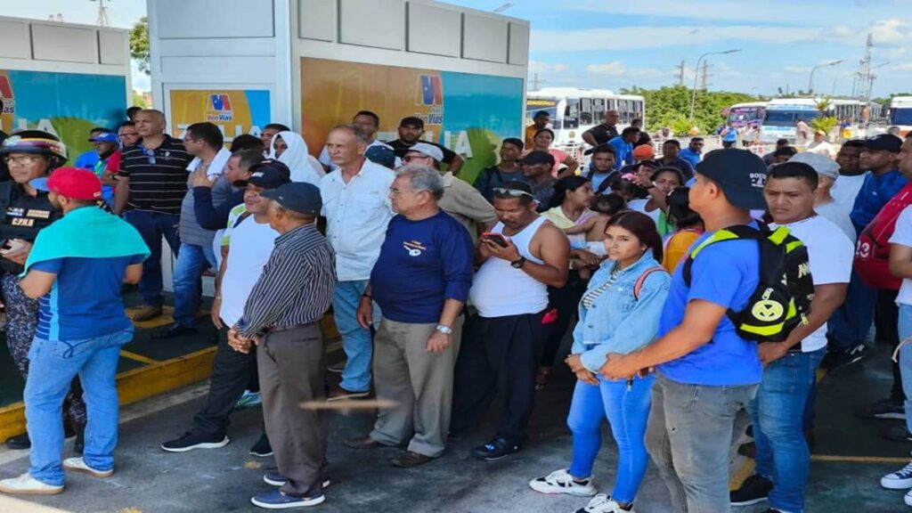 Se caldean los ánimos: Usuarios del Puente General Rafael Urdaneta en desacuerdo por la protesta de indígenas Yukpas (Fotos)