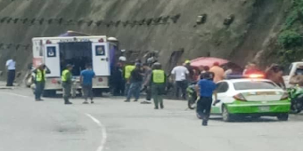 Reportan un fallecido y 15 heridos en accidente de tránsito en Valencia