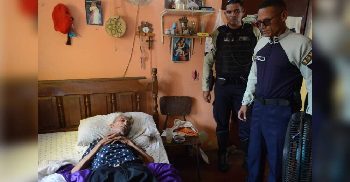 ¡DESHIDRATADO Y DESNUTRIDO! Polimaracaibo y Bomberos socorren abuelo abandonado en Veritas