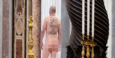 Un hombre se desnuda en la Basílica de San Pedro para protestar por la guerra de Ucrania