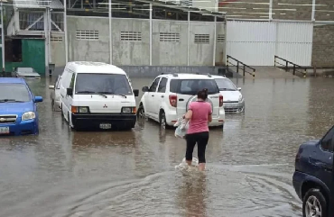 EN VIDEO: La MEGA LAGUNA que rodea el supermercado del Círculo Militar de Maracay