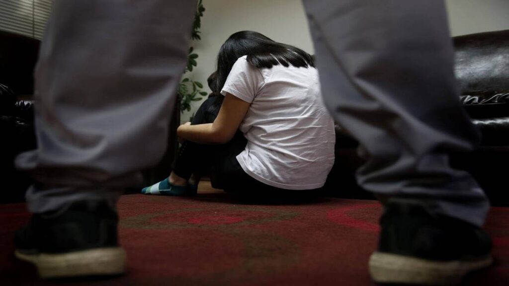 ¡Encierran a adolescente en el baño con un hombre desnudo! Investigan actos lascivos en academia de modelaje de Trujillo