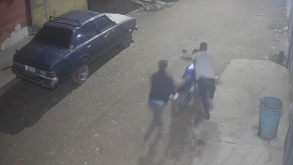 El momento en que dos hombres roban una moto en una barriada caraqueña en plena madrugada (Videos)