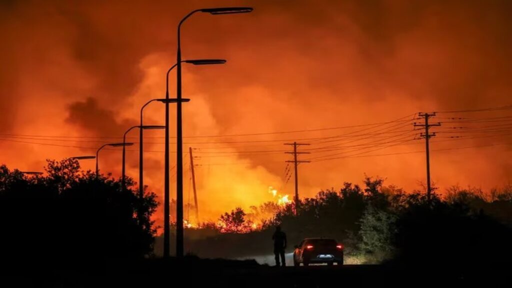 Grecia en llamas: bomberos y protección civil continúan combatiendo los incendios que arrasan el interior del país