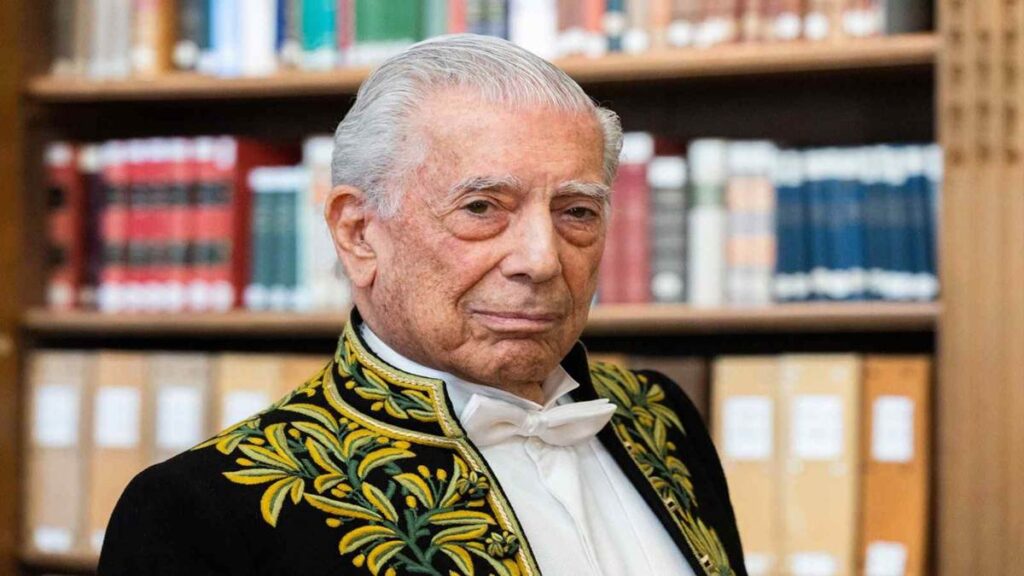 El novelista Mario Vargas Llosa es hospitalizado por segunda vez en Madrid por covid-19 (Detalles)