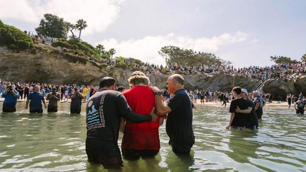 4 500 personas se bautizan y declaran a Jesús como Rey