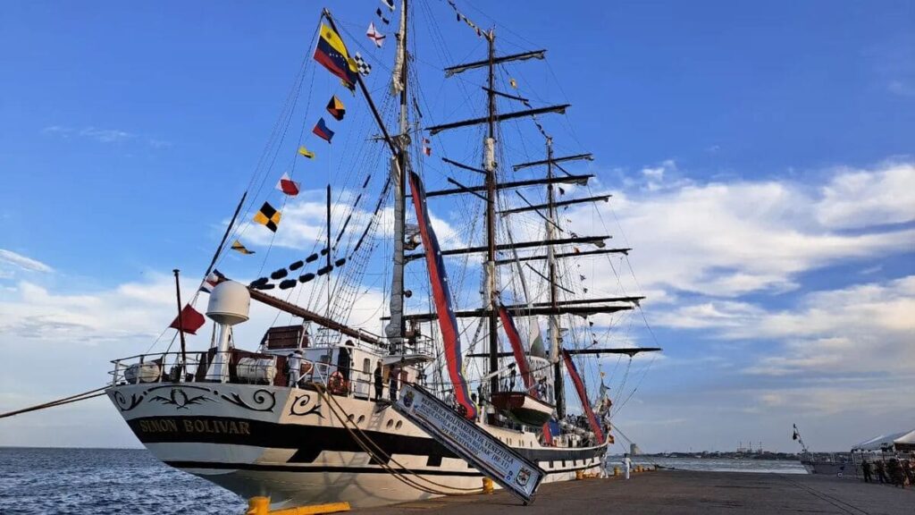 Buque Escuela «Simón Bolívar» llegó a Maracaibo para deleitar a los zulianos (Fotos)