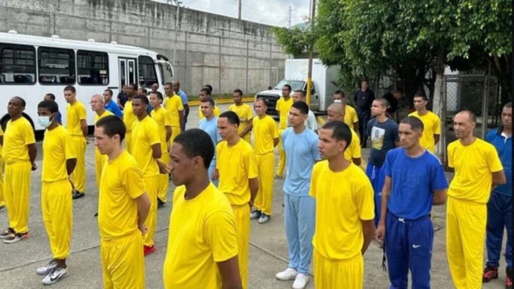 Se volvieron locos! Así fue la reacción de 105 presos al ser liberados de la cárcel de El Rodeo (Foto Video)