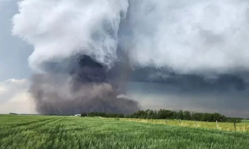 Captan en VIDEO la aterradora formación de un poderoso tornado en Canadá