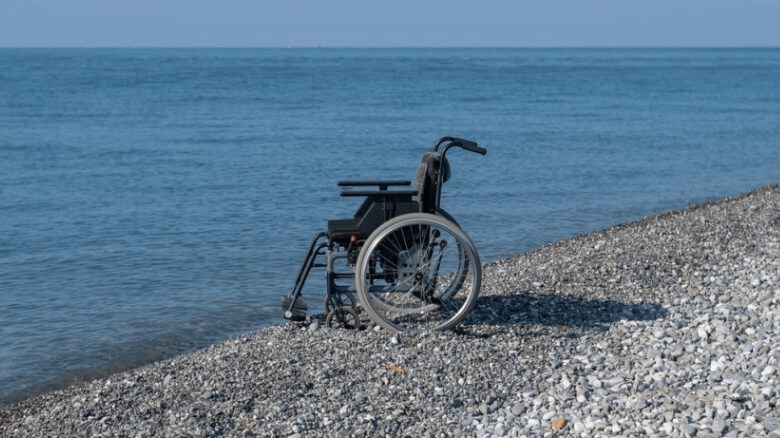Anciano japonés empujó al mar a su esposa en silla de ruedas: fue condenado a prisión tras su drástica decisión
