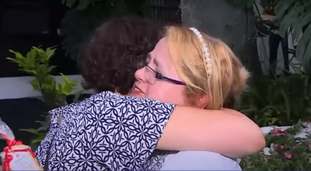 Mamá se reencuentra con su hija, 40 años después de que se la arrebataran siendo una bebé
