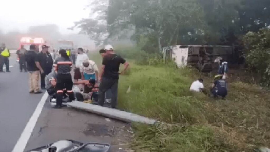 Un autobús con migrantes se vuelca en Panamá y deja 4 heridos leves (Video)