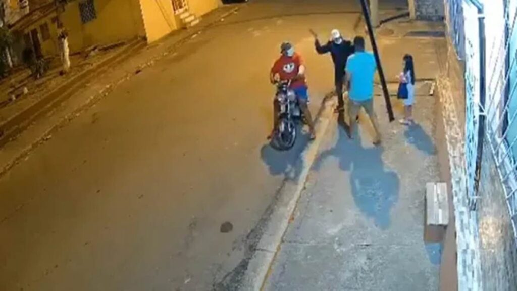 «Mataron a mi papito»: desgarradores gritos de niña que presenció violento robo a su papá en Ecuador (Video)