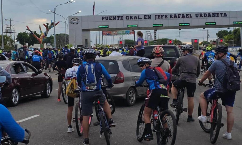 Ciclistas de varios estados participaron en la rodada del Puente sobre el Lago