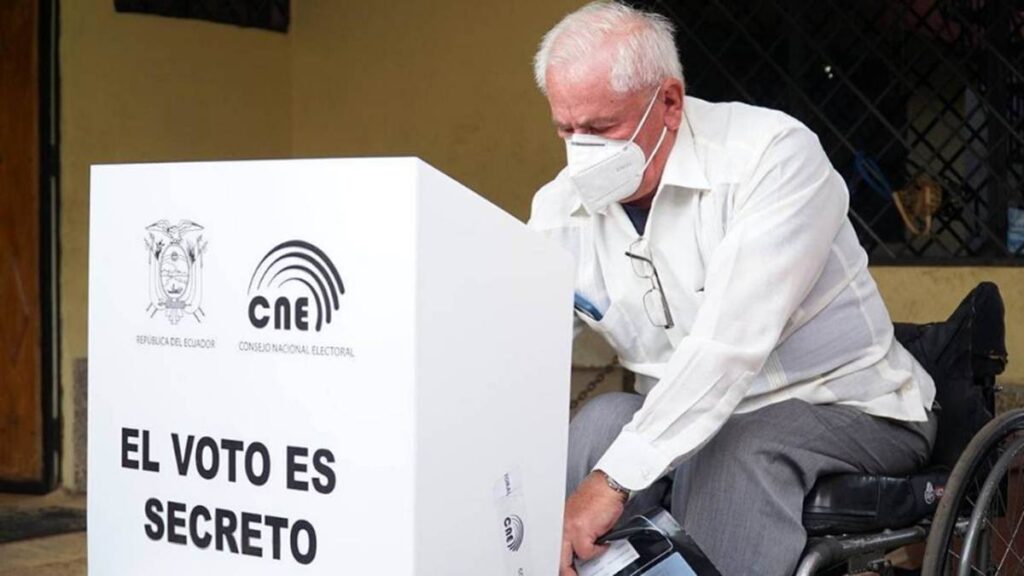 Comienza el «voto en casa» en las elecciones generales extraordinarias de Ecuador
