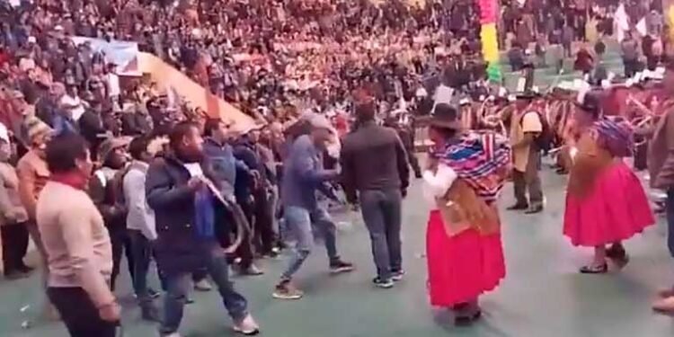 Congreso campesino boliviano terminó con enfrentamientos y heridos por las pugnas entre Evo Morales y Luis Arce