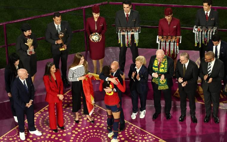 El presidente de la Federación Española de Fútbol causó polémica por un beso en la boca a una jugadora de la selección femenina (Video)