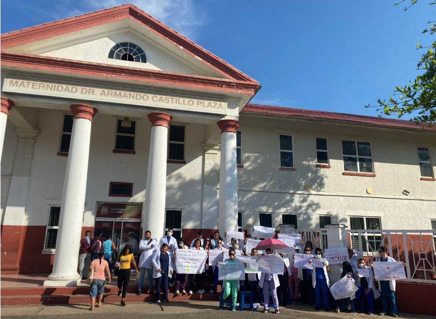 Médicos protestan desde Hospital Materno Castillo Plaza en Maracaibo